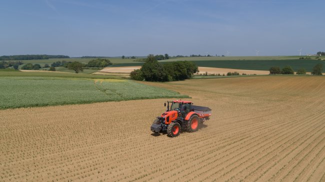 Kubota integrovala systém Tractor Implement Management do rozmetadla hnojiv.